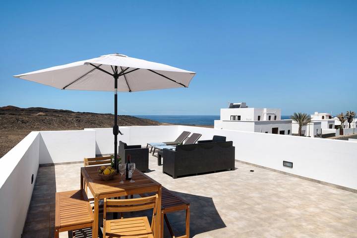 Ferienhaus 'Neptuno' mit Meerblick, WLAN und Klimaanlage in Tinajo, Lanzarote