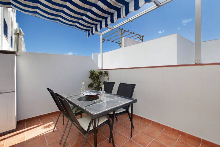 Apartamento entero, Apartamento 'La Caleta' con terraza privada, Wi-Fi y aire acondicionado in Playa de La Cala - El Torreón (Mijas), Mijas