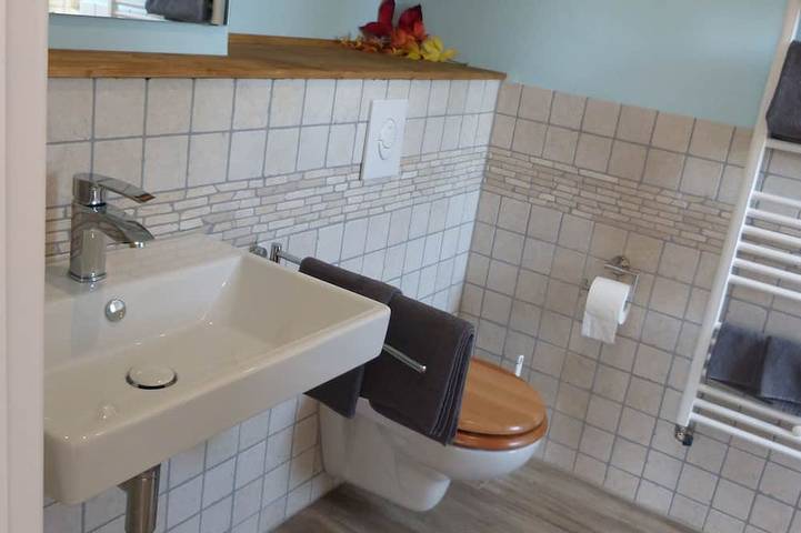 Ganze Wohnung, Gemütliche FeWo (2+2) mit Wellnessfaktor im Seenparadies - Langes Haus Lychen in Lychensee, Lychen