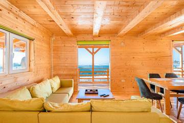 Gîte pour 10 personnes, avec vue ainsi que jardin et balcon dans Mărișel