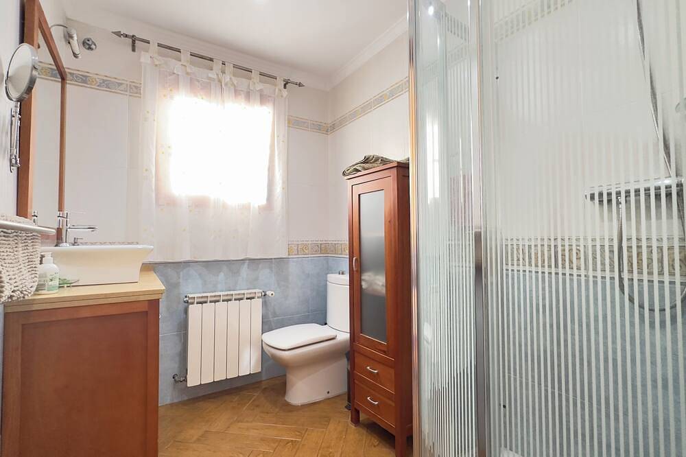 Entire apartment, Delightful 2-bedroom flat with Ac, sea & mountain views in Canillas de Aceituno in Canillas de Aceituno, Málaga Province