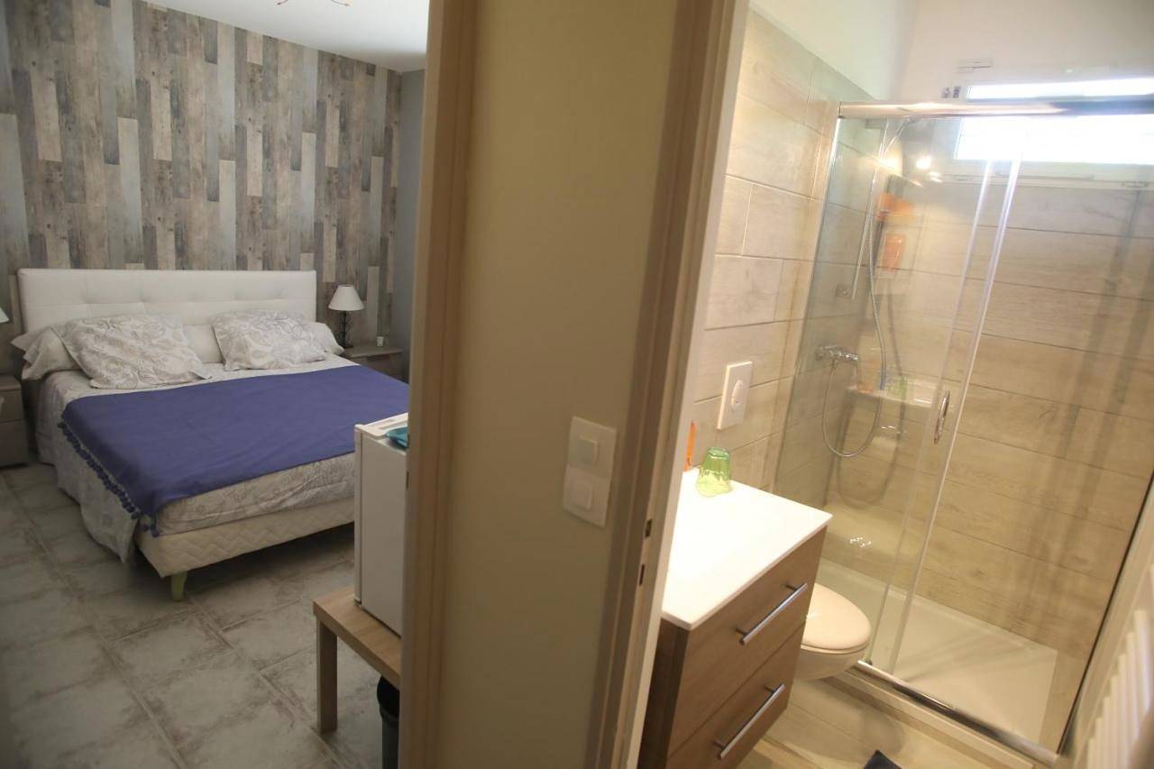 Double Room with Private External Bathroom in Roquevaire, Côte méditerranéenne (France)