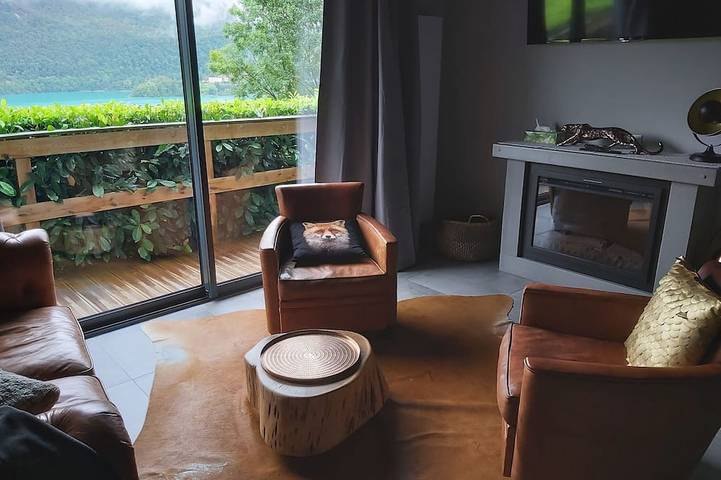 Romantic house with its spa+sauna+swimming pool+view on the lake in Novalaise, Chambéry und Umgebung