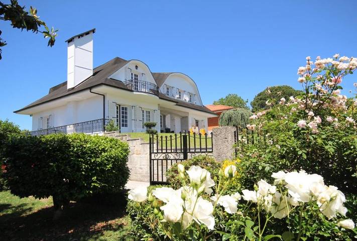 Chambre d’hôte pour 3 personnes, avec jardin et piscine ainsi que bassin pour enfant et vue dans Amares