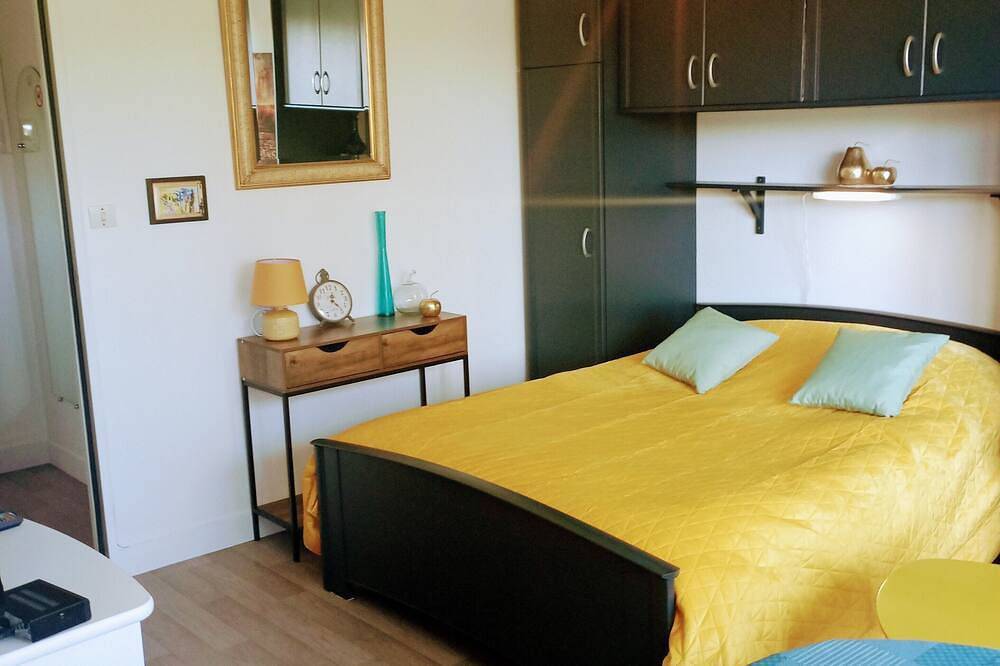 Entire apartment, ♥ Very bright studio with balcony near the thermal baths and at the foot of the shops in Bagnoles-de-l'Orne, Parc naturel régional Normandie-Maine