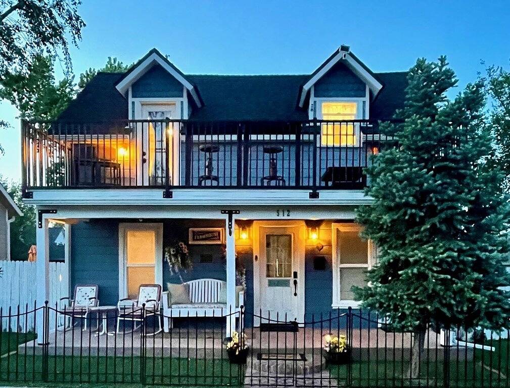 Darling Farmhouse Upstairs 1 Bedroom & Kitchenette Master Suite. Walk Downtown! in Prescott, Yavapai County