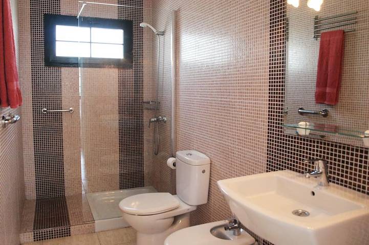 Appartement entier, Appartement moderne à l'étage avec vue sur la mer, Wifi, climatisation et climatisation. la télé in Puerto del Carmen, Tías