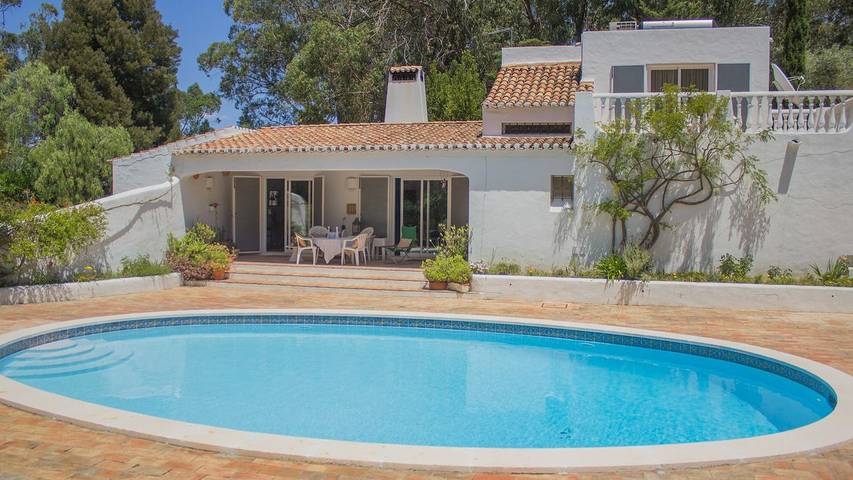 Villa for 8 people, with pool and garden as well as terrace, with pets in Albufeira