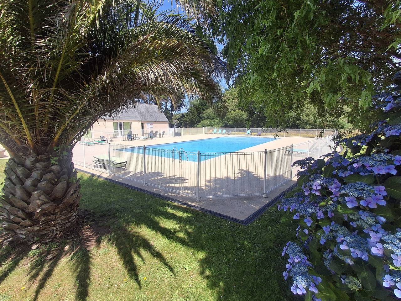 Mobil-home « Côte de Granit Rose » avec piscine partagée, terrasse et jardin privés, "Ty Men Roz" in Trégastel, Côte de Granit Rose