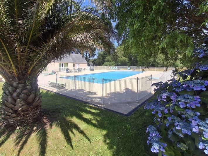 Mobile Home 'Côte de Granit Rose' with Shared Pool, Private Terrace & Garden, "Ty Men Roz"