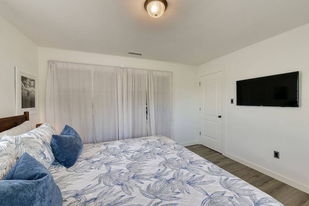 Off Season Pricing-2 blocks from beach and downtown in Cocoa Beach, Space Coast