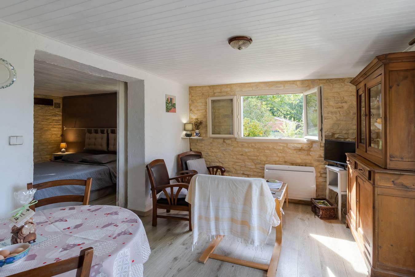 Apartamento entero, Estudio con encanto en Dordoña con piscina compartida y vistas panorámicas in Cénac-et-Saint-Julien, Périgord Noir