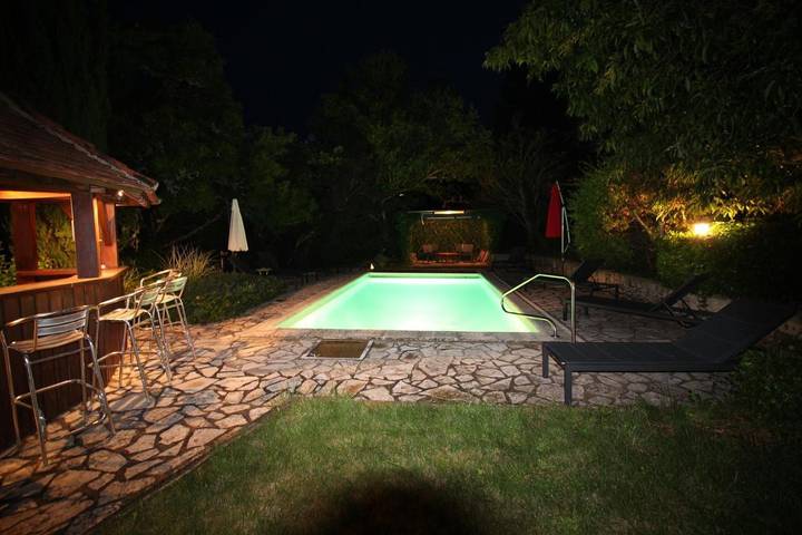 Gîte pour 4 personnes, avec vue et terrasse ainsi que jardin et piscine, animaux acceptés à Manaurie - 4