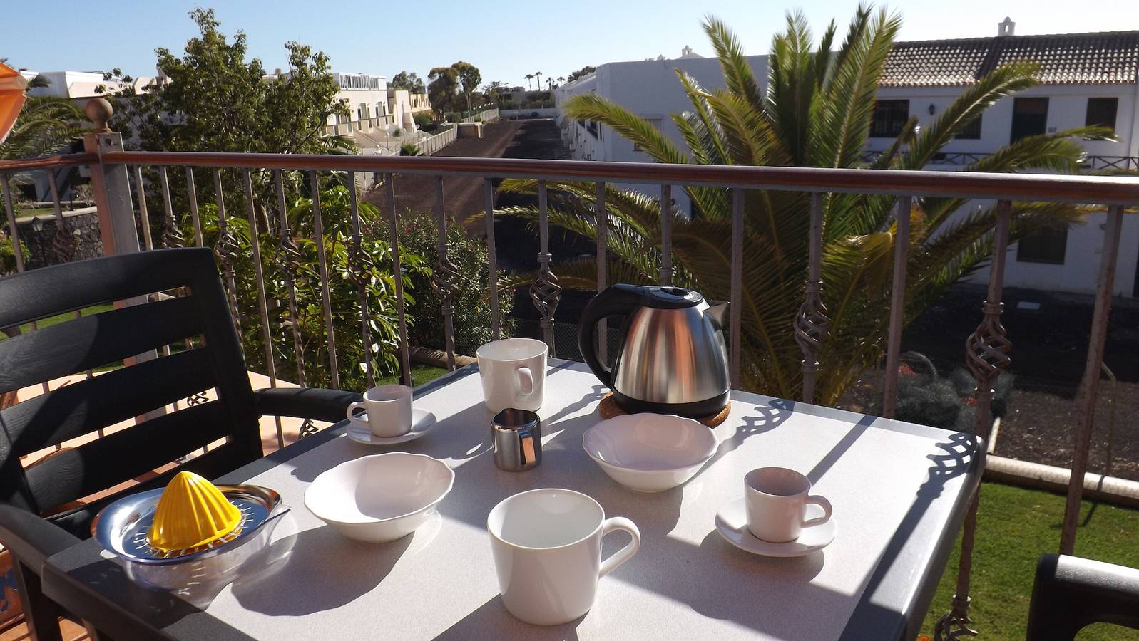 Entire apartment, Vacation 'Feel The Sun In Tenerife' with Mountain View, Shared Pool and Shared Garden in Costa del Silencio, Arona