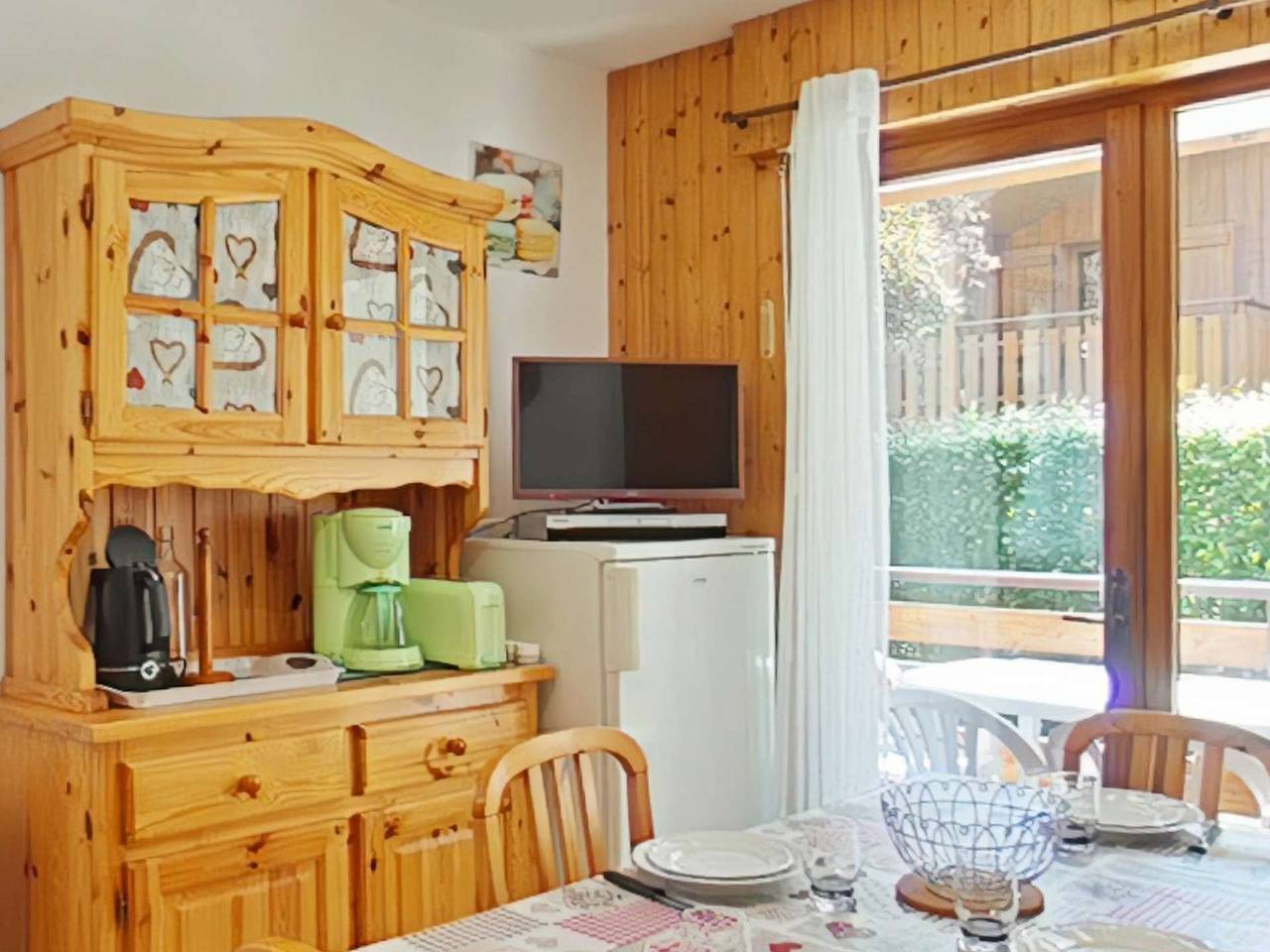 Entire apartment, 2-Room + Cabin Apartment - Near Ice Rink & Ski Trails, Balcony, Parking in Le Grand-Bornand, Annecy region