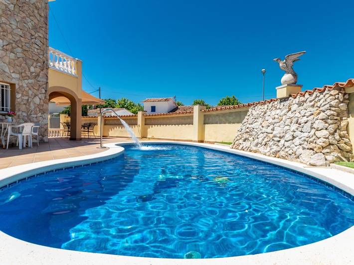 Ferienhaus für 17 Personen, mit Balkon und Terrasse sowie Garten und Pool