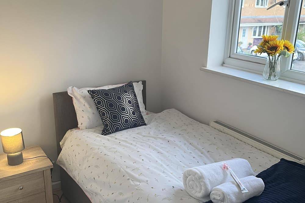 Hive Stays, sleeps 3, Free Parking, Wifi, Smart Tv in Kettering, Northamptonshire