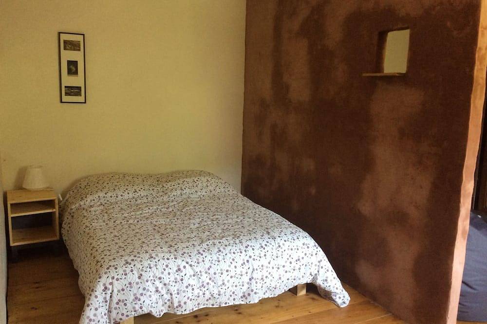 Appartement entier, Gîte rural de caractère dans petit village calme sur les flancs du Mont Poupet in Ivrey, Jura