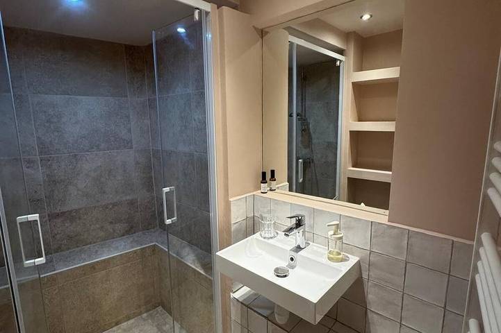 Entire apartment, Self-contained apartment with wooden terrace and panoramic sea view in a quiet location. in Hyeres, Parc national Port-Cros