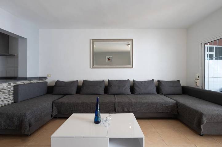 Entire apartment, Vacation Apartment 'Amplio Apartamento En El Centro' with Private Terrace, Private Garden and Wi-Fi in Maspalomas, San Bartolomé de Tirajana