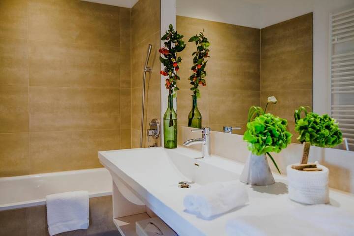 Hotel für 2 Personen, mit Balkon und Terrasse sowie Garten und Seeblick in Nauen - 2