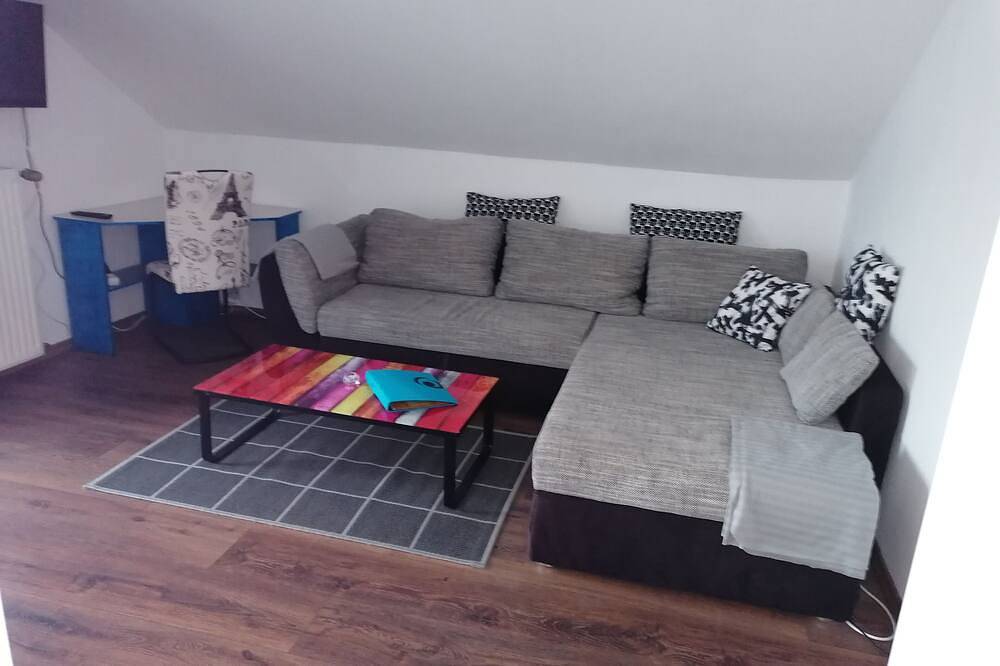 Ganze Wohnung, Ferienwohnung mit tollem Ausblick und Wanderwegen direkt vor der Tür in Burladingen, Neckar-Alb