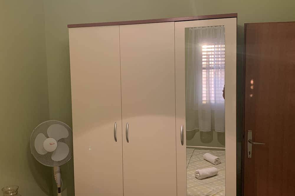 Ganze Wohnung, 2-Zimmer-Ferienwohnung mit Terrasse und Meerblick Grebastica, Sibenik in Grebastica, Šibenik-Knin