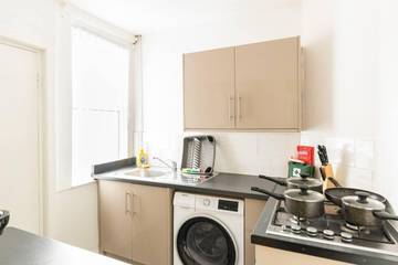 Vacation Rental for 8 Guests in Liverpool, Merseyside, Picture 3