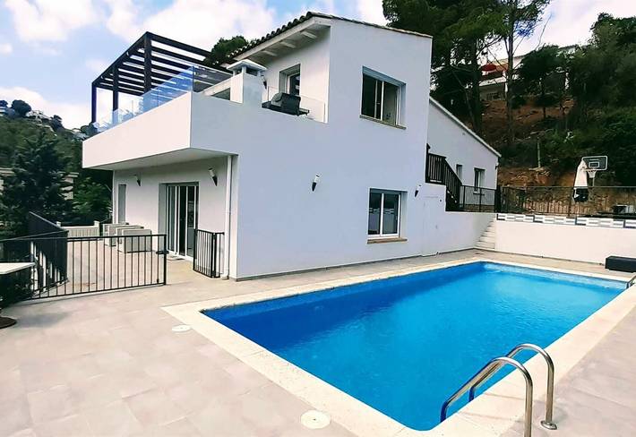 Vacation rental for 10 people, with Balcony and Yard as well as Children pool in Costa Brava