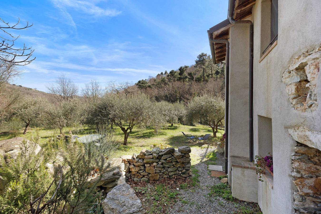 Ferienhaus 'Del Fiume' mit Bergblick und Privatem Garten in Rialto, Ligurische Alpen