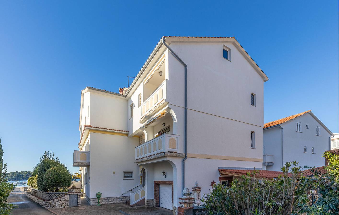 Ganze Ferienwohnung, Charmantes Apartment mit Terrasse und Parkplatz, 1,5 km vom FKK-Strand Kandarola entfernt in Palit, Rab