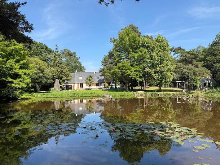 Location de vacances pour 13 personnes, avec Terrasse et Jardin ainsi que Vue sur le lac et Vue dans Molac