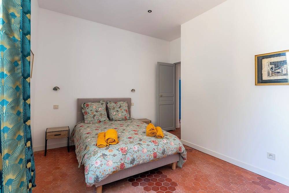 Entire apartment, Chateau de Couvent Apartment for 2 people next to the golf course in Miramas, Istres region