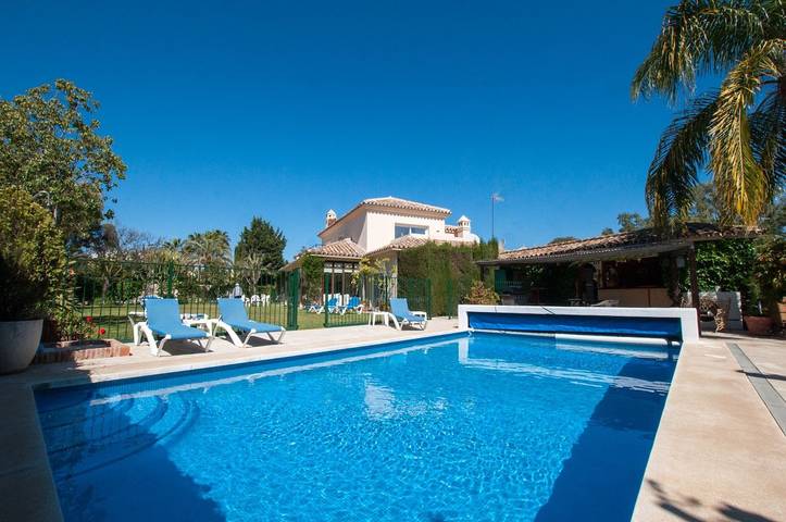Villa for 12 people, with garden in Estepona