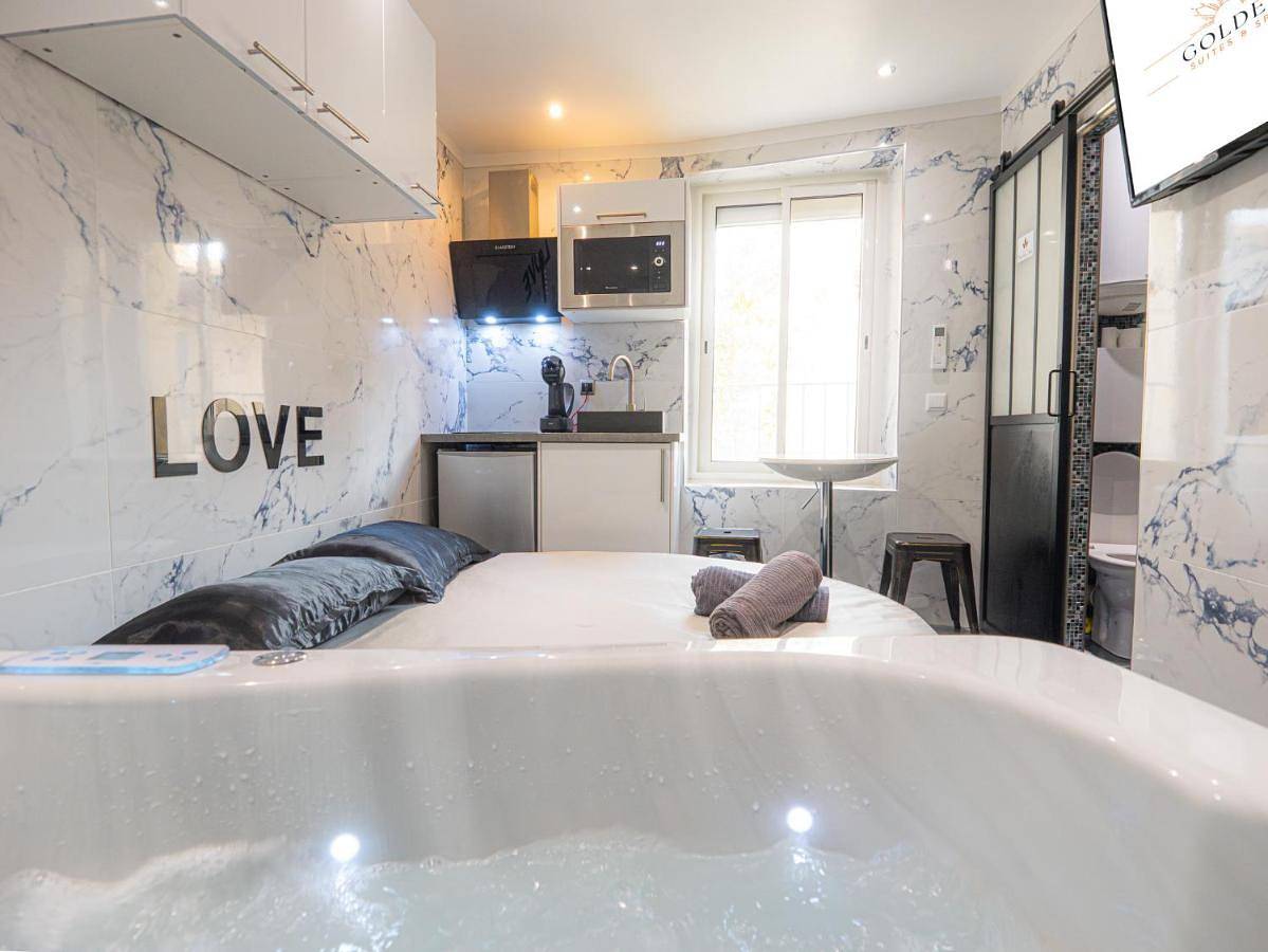 Le Saphir Spa & Jacuzzi in Manosque, Parc naturel régional du Luberon