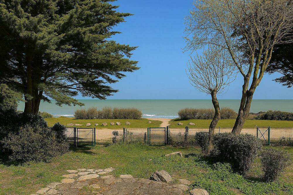 Family home with view and direct access to the beach, in the village center in La Brée-les-Bains, Côte de Beauté