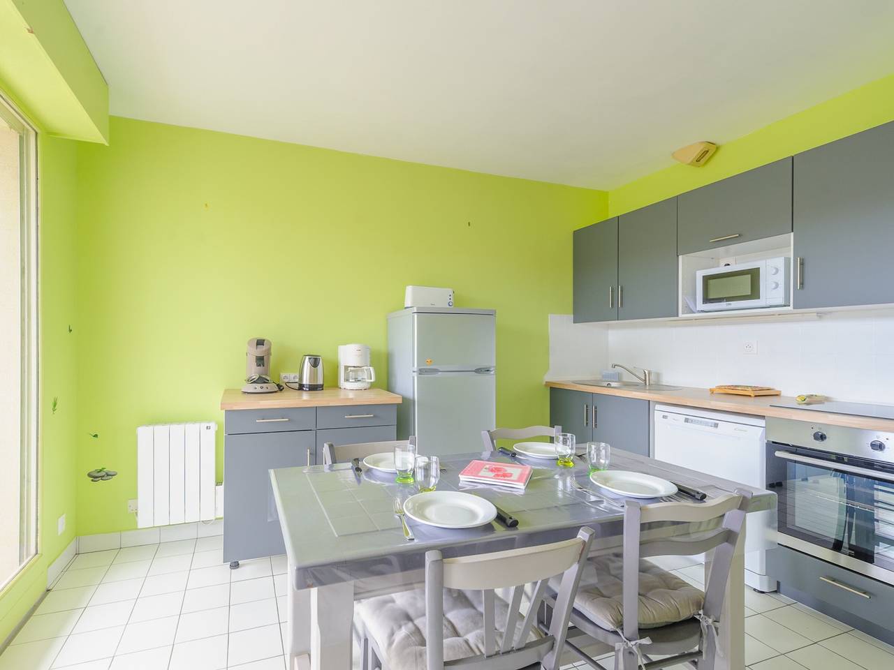 Entire apartment, Cozy 2-Bedroom Apartment with Sea View, Balcony, Pool, Tennis, and Private Parking Near Beach in Châtelaillon-Plage, La Rochelle region