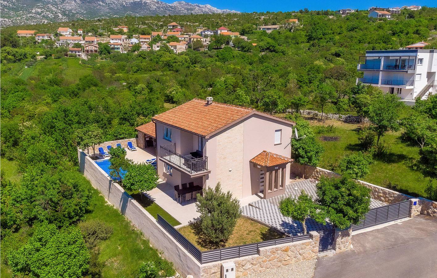 Charming Sea-View Apartment with Pool and Terrace, 2.5 km to Beach in Jasenice, Zadar