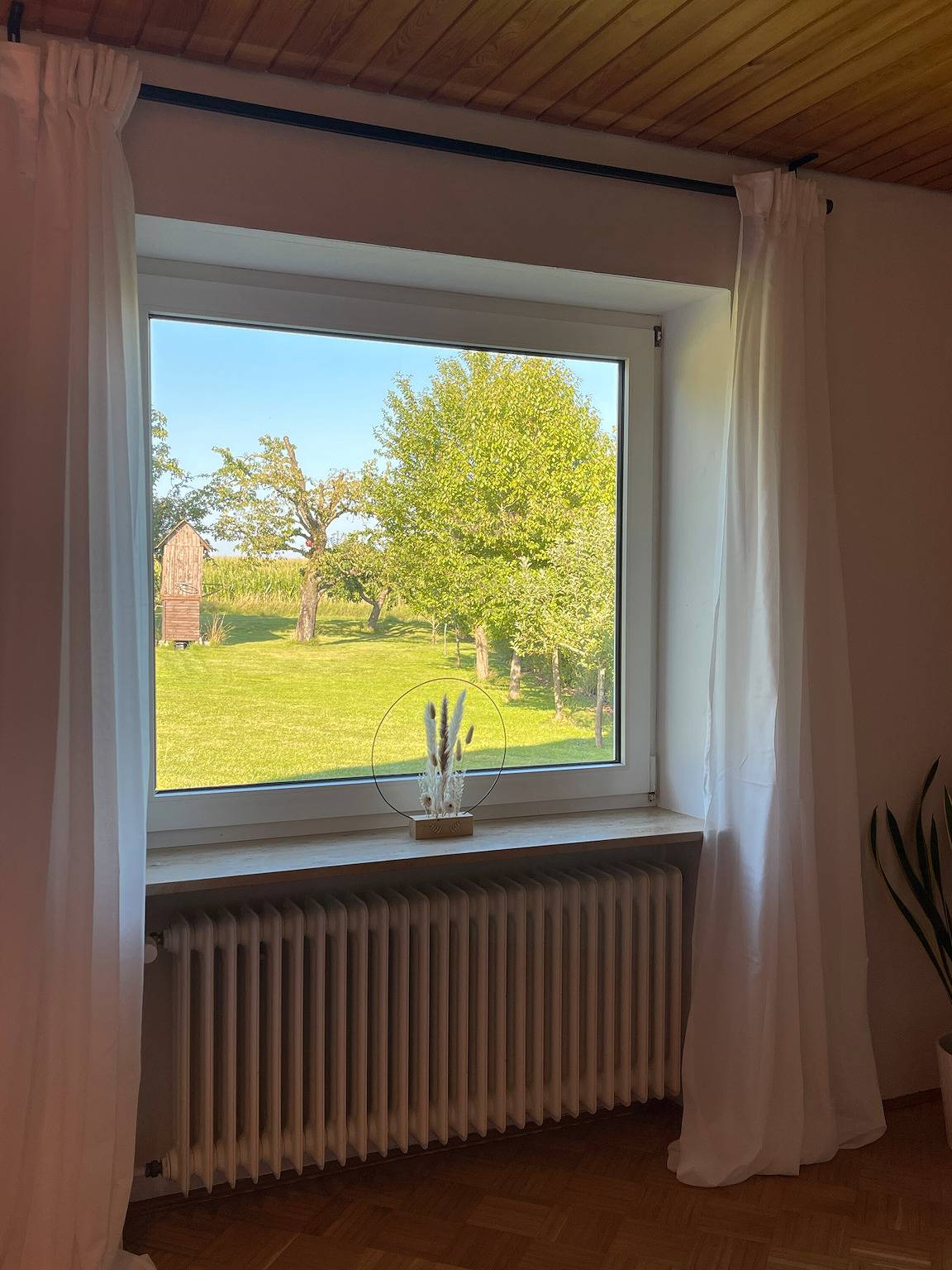 Ganze Wohnung, Ferienwohnung 'Hesselbergblick' mit Bergblick, privater Terrasse und Wlan in Romantische Straße