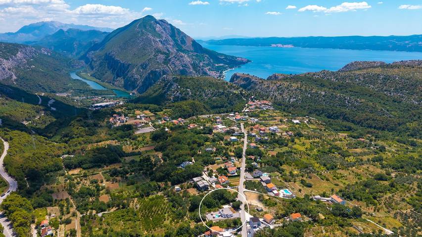 Villa Three Olives: A Perfect Family Retreat near Omis in Naklice, Split-Dalmatien