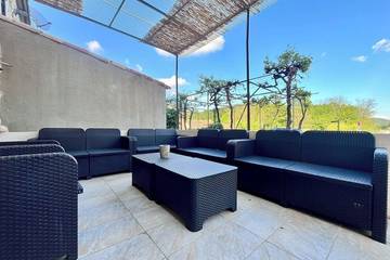 Gîte pour 15 personnes, avec jardin à Meyras