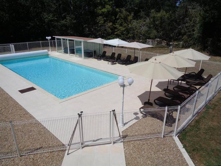 Location de vacances pour 2 personnes, avec terrasse et vue ainsi que jardin et piscine, animaux acceptés à Bourdeilles - 4