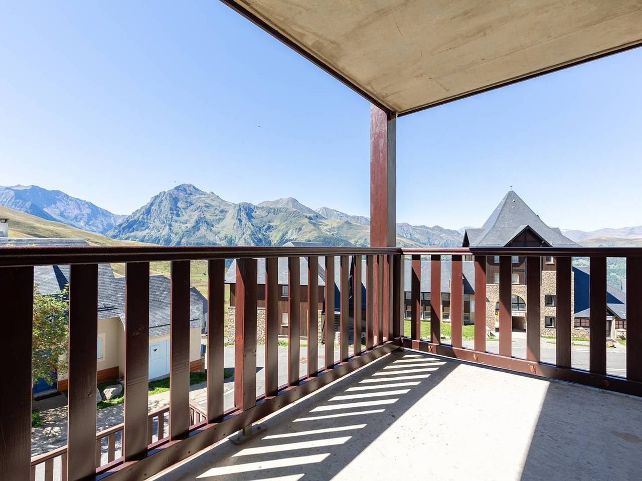Entire apartment, Apartment for 8, mountain views, near slopes in Germ, French Pyrenees