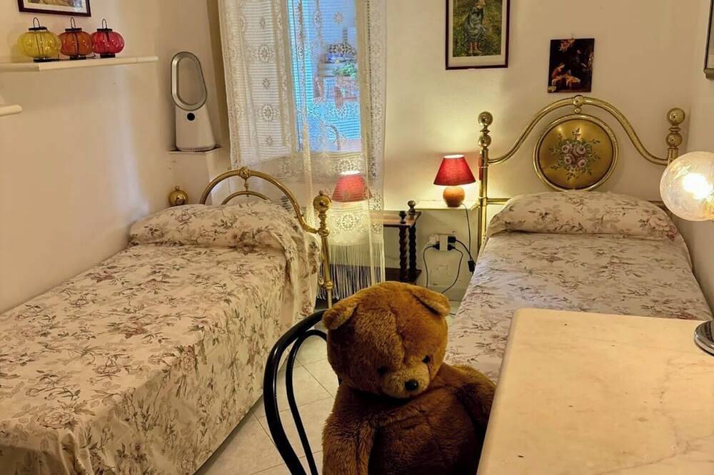 Villa Mia Carini, 150 meters from the sea and 5 km airport, beautiful vintage villa in Carini, Palermo Province