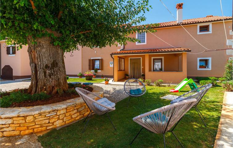 Ferienhaus für 6 Personen, mit Terrasse in Peresiji