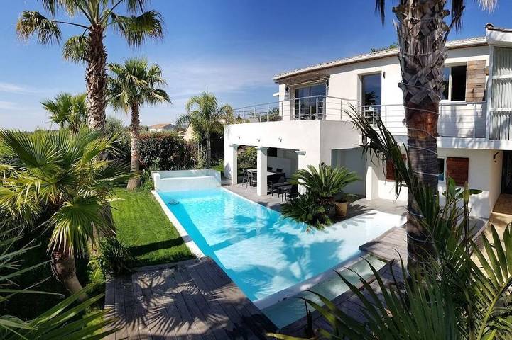 Location de vacances pour 8 personnes, avec piscine et jacuzzi ainsi que jardin et balcon à Montbazin