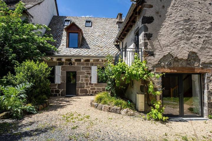 Maison de campagne pour 6 personnes, avec Terrasse ainsi que Jardin et Vue dans Raulhac