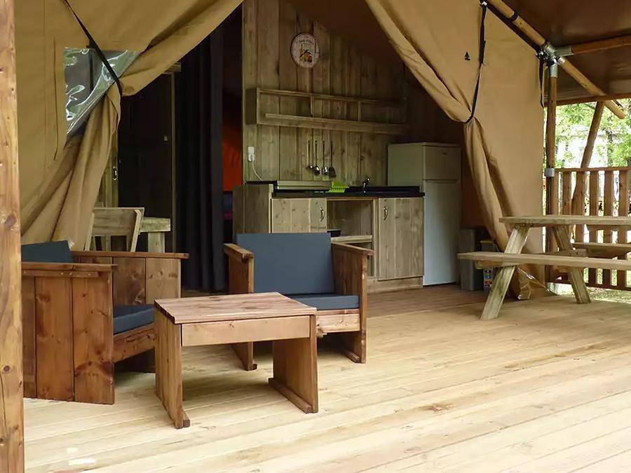 Flower Camping Jas du Moine - Tente en toile et en bois 4 personnes - Safari Confort 27m² - 2 chambres + terrasse couverte in Salignac, Région de Forcalquier