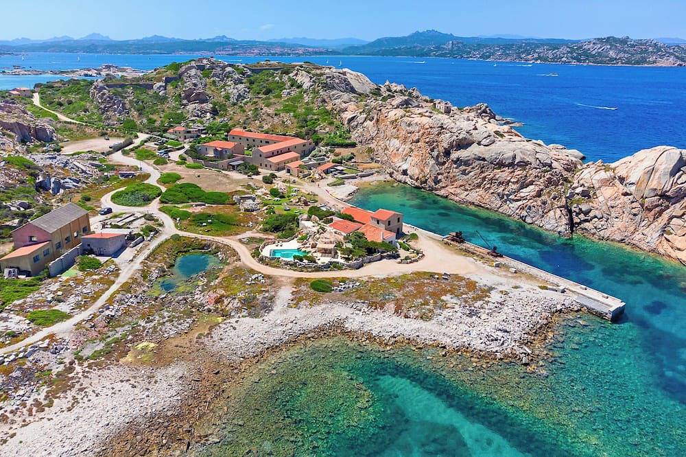 Villa Itaca - Amazing Swimmingpool by the Sea in Parco Nazionale dell'Arcipelago di La Maddalena, La Maddalena