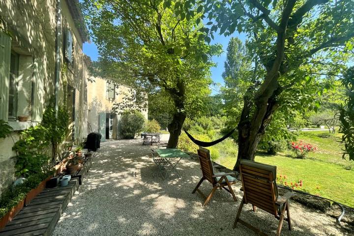 Location de vacances pour 8 personnes, avec terrasse ainsi que jardin et piscine à Lambesc - 2